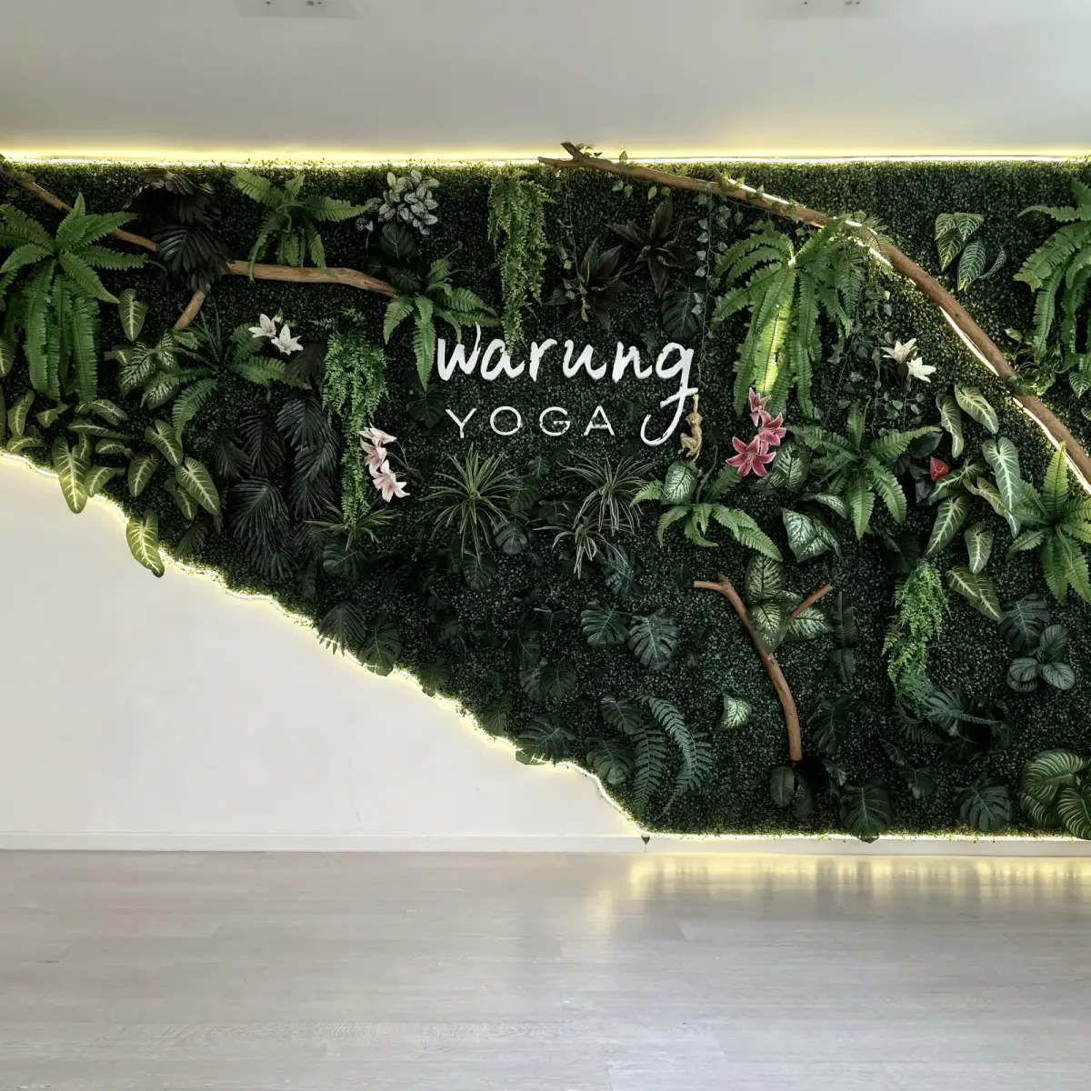 Dschungelwand frontal mit Warung-Yoga-Logo